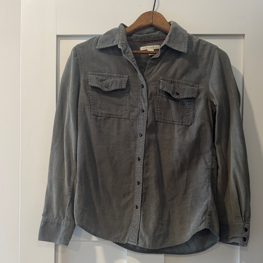 Banana Republic Gray light corduroy and very soft . Excellent condition